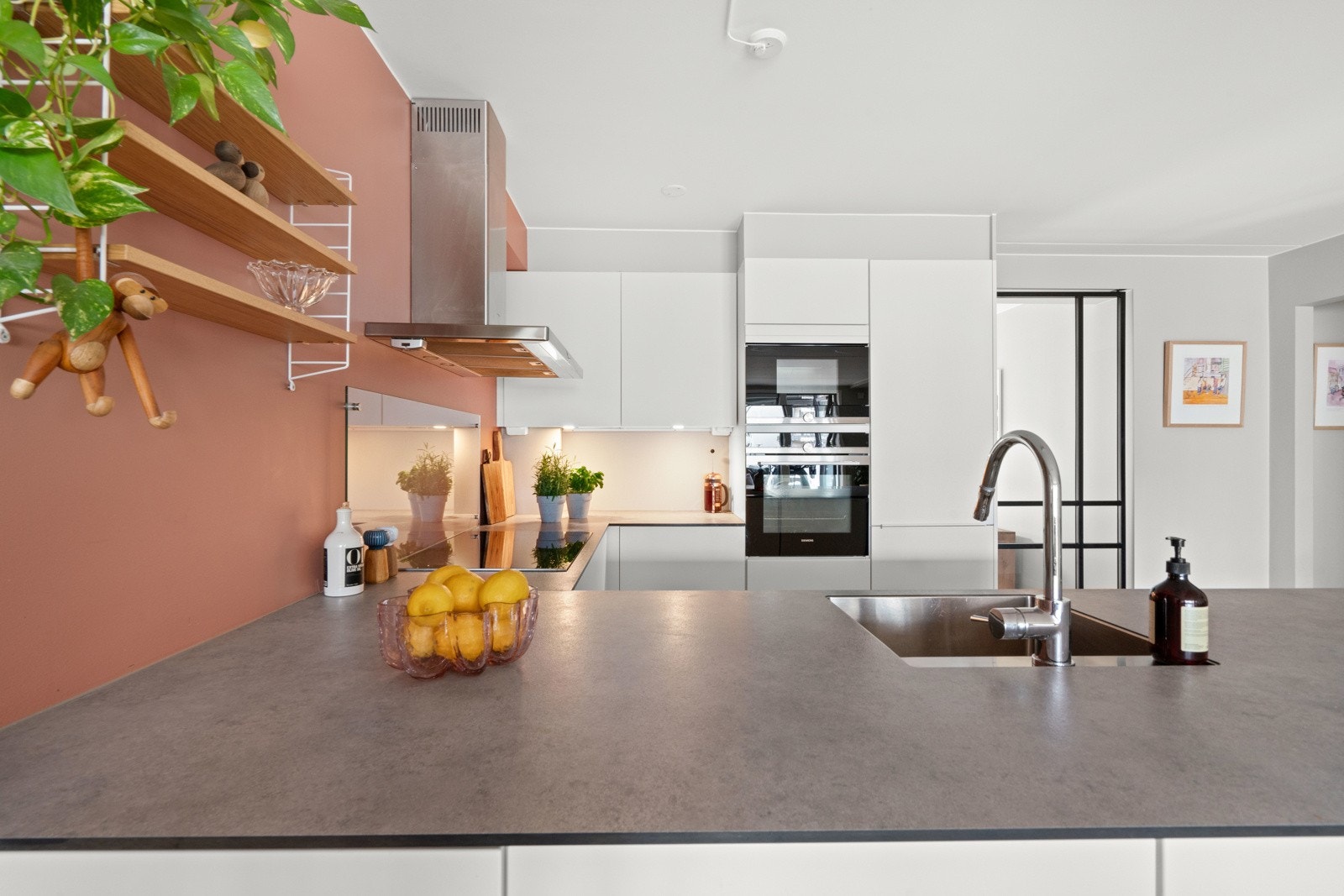 Stor benkeplate gir godt med arbeidsflater for den matglade. Galleribilde