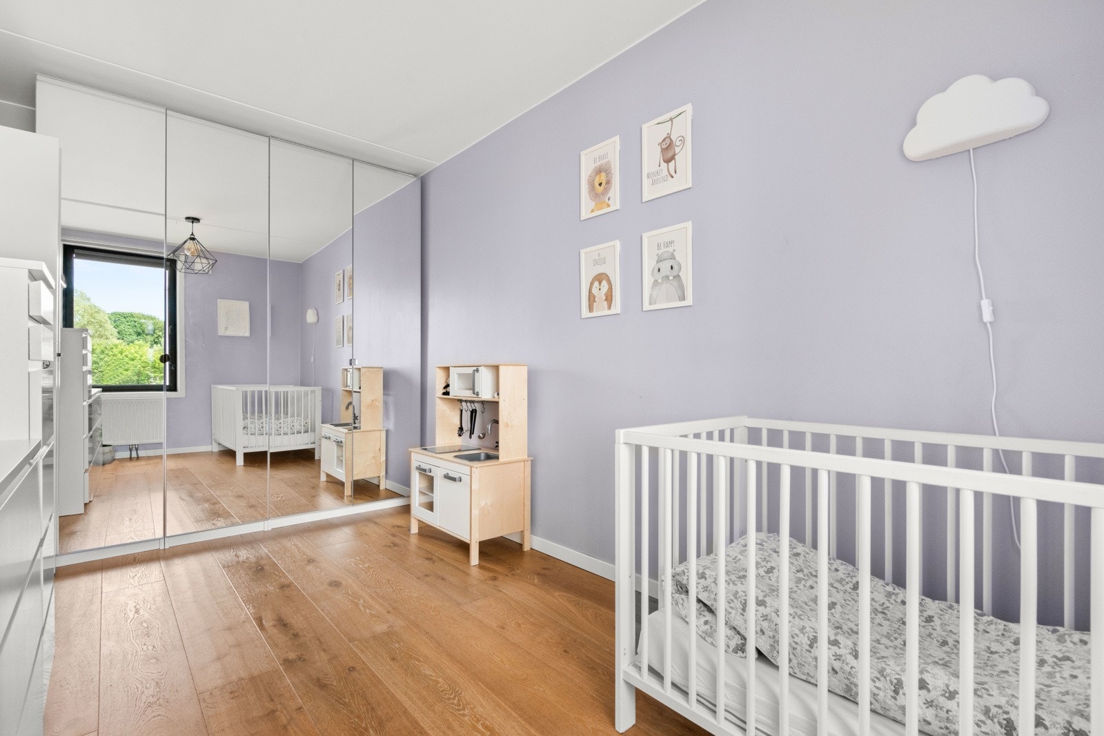 Her har man rikelig med lagringsplass i stor fastmontert garderobe. Galleribilde