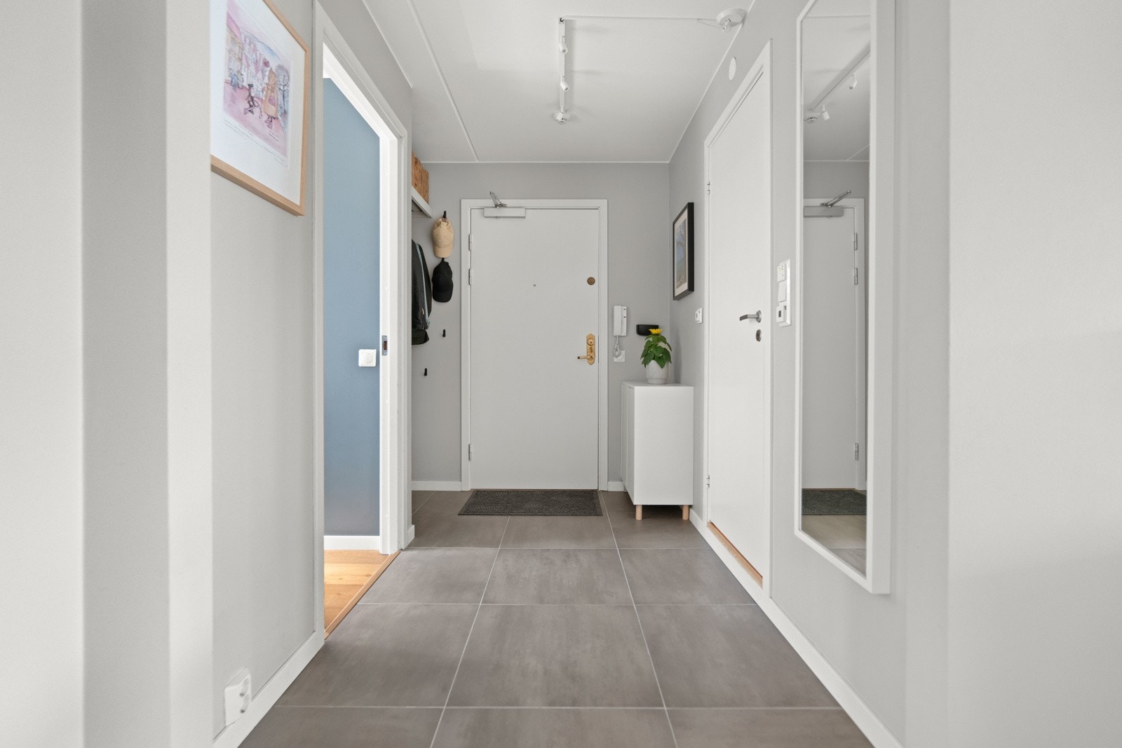 Praktisk gang med fliser på gulv. Her har man god plass til yttertøy og sko. Galleribilde