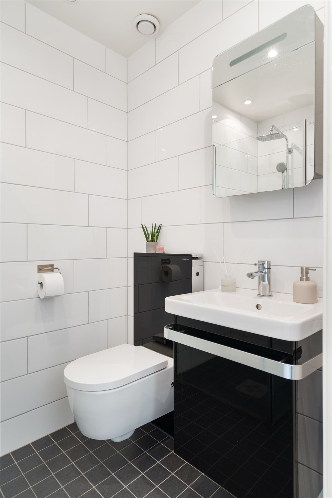 Badet er stilrent og utstyrt med varmekabler. Merk: Innredningen på badet er byttet ut og er i dag matt hvit. Galleribilde