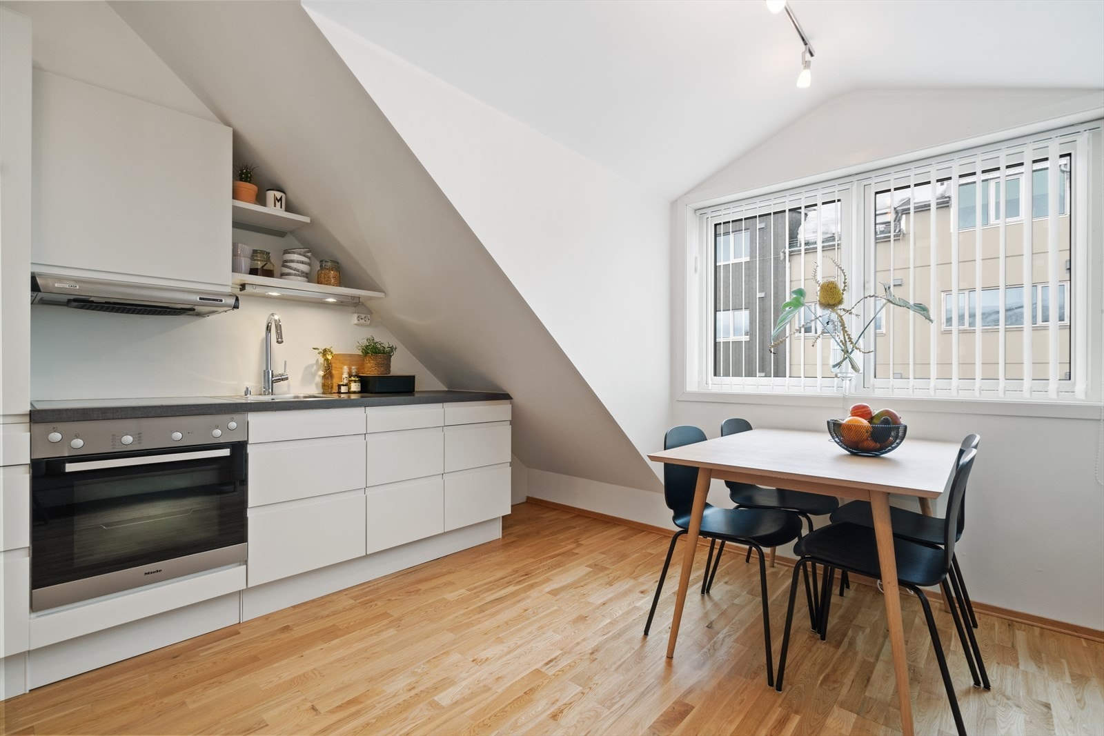 En velutformet planløsning gir leiligheten en romslig og åpen følelse. Galleribilde