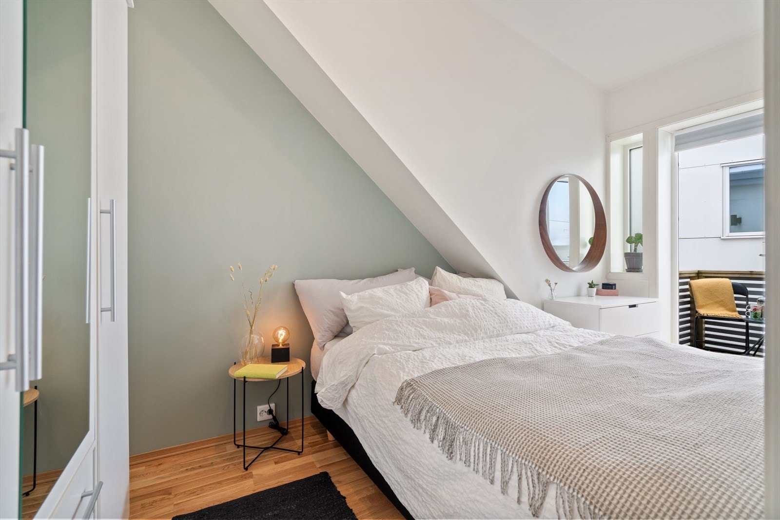 Soverommet er lyst og luftig, med plass til både garderobeskap, dobbeltseng og en kommode. Galleribilde