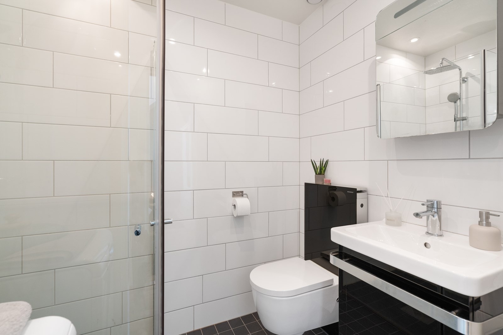 Baderommet har en praktisk løsning, med mulighet for å ha vaskemaskin. Galleribilde