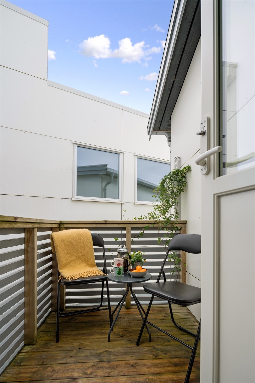 Balkongen er vendt mot bakgård og har plass til utemøblement. Galleribilde