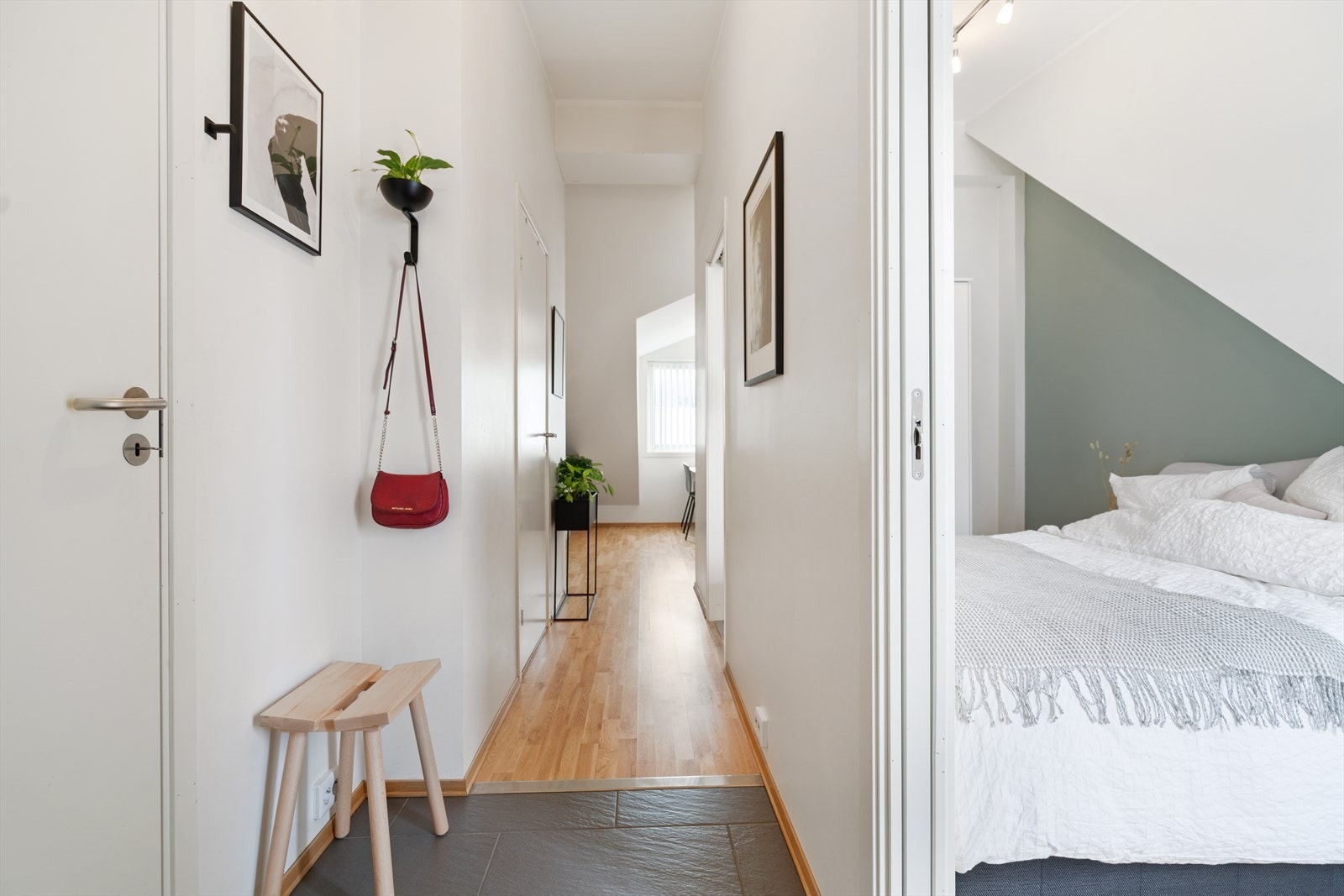 Entré har et flislagt gulv og en praktisk bod på venstrehold, ideell for oppbevaring av ytterklær og sko. Galleribilde