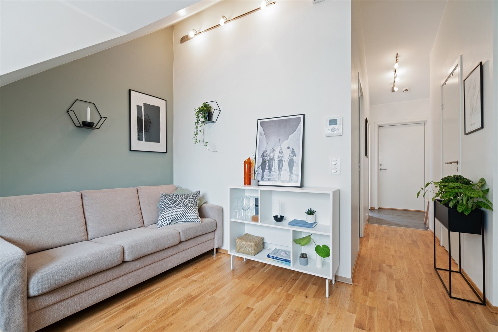 Lys og romslig stue i delikate farger. Galleribilde