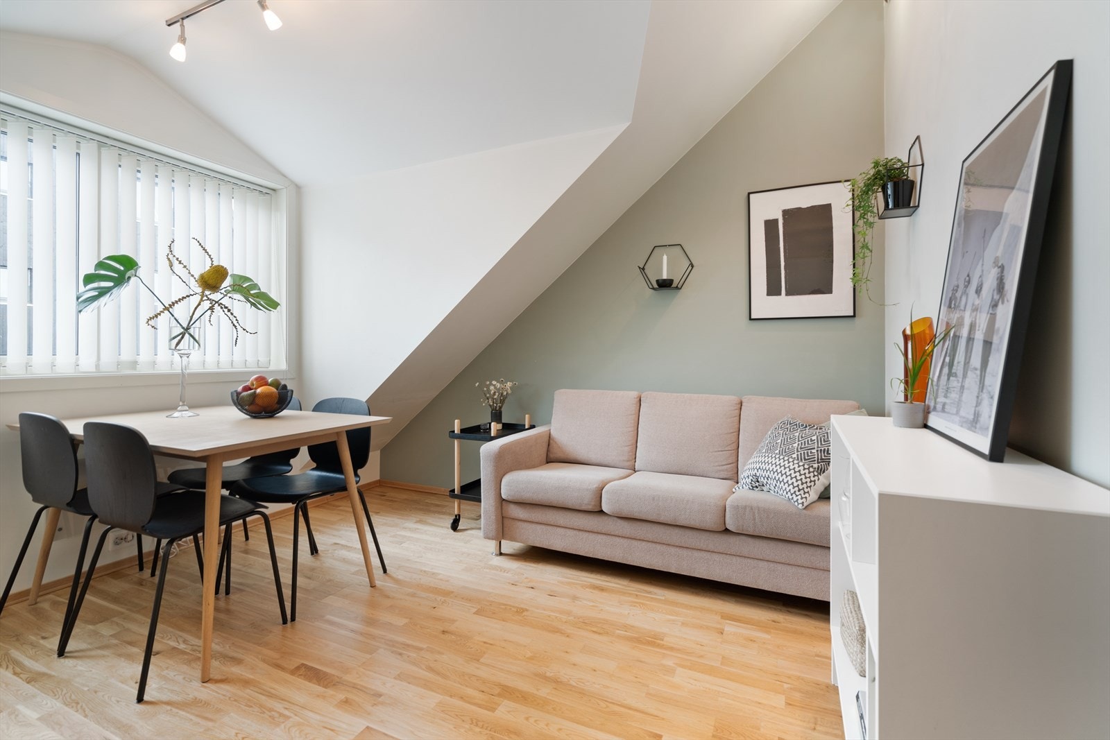 En lekker leilighet med attraktiv beliggenhet i sentrum av Tromsø. Det er gangavstand til byens gågate og gode bussforbindelser til UiT/UNN. Galleribilde