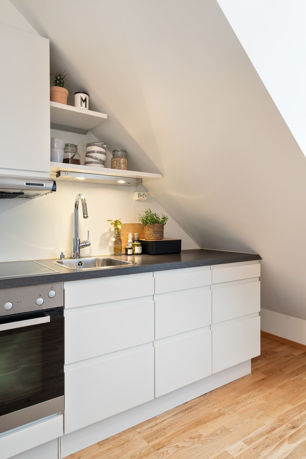 Delikat og moderne kjøkken med tidsriktige og stilrene overflater. Galleribilde