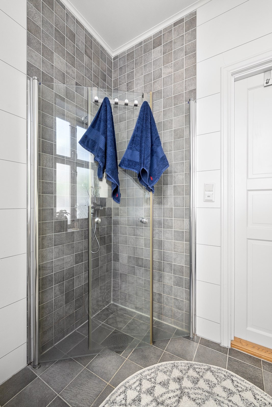 Stort dusjhjørne med innfellbare dører. Galleribilde