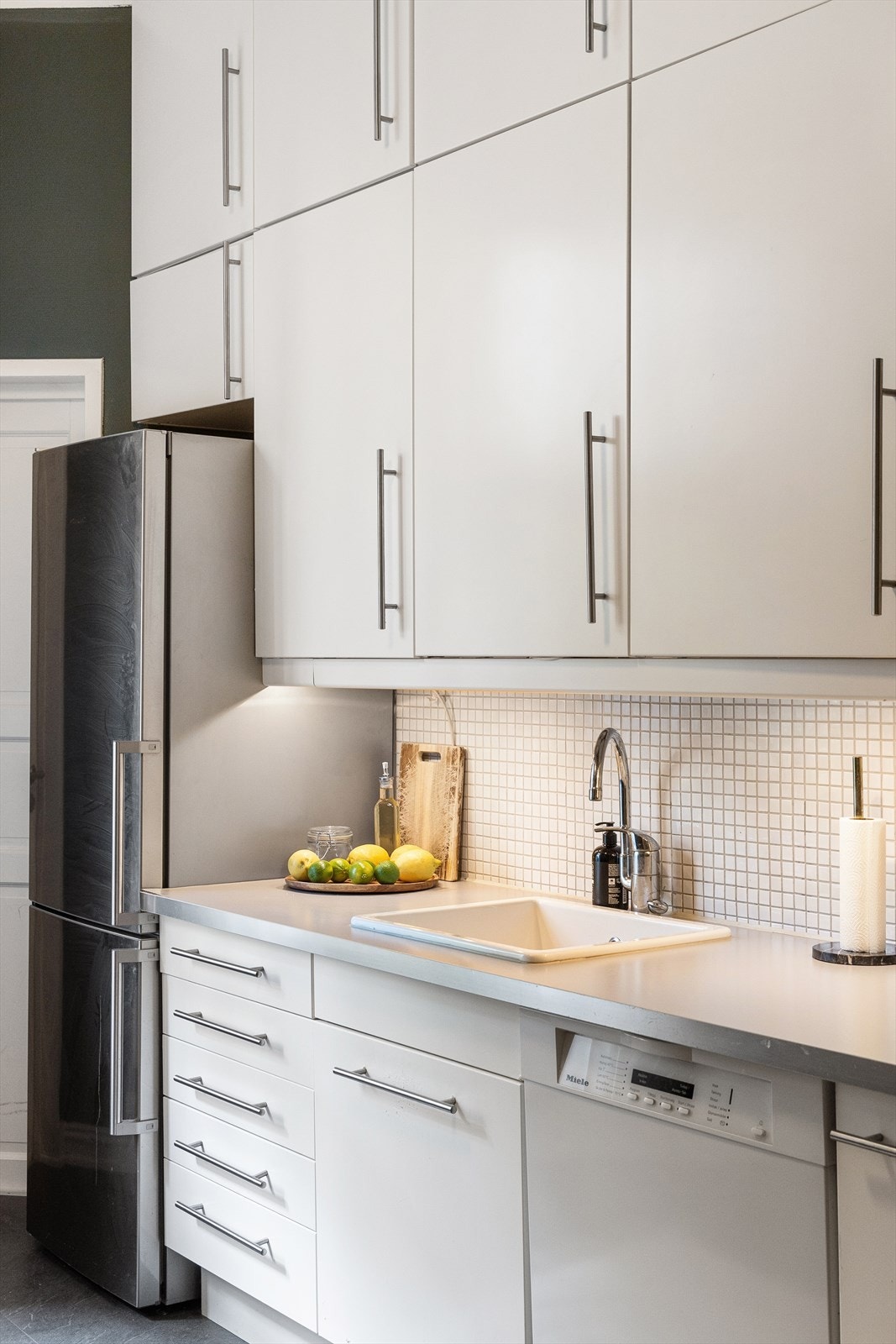 På kjøkkenet er det godt med lagringsplass i skap og skuffer. Galleribilde