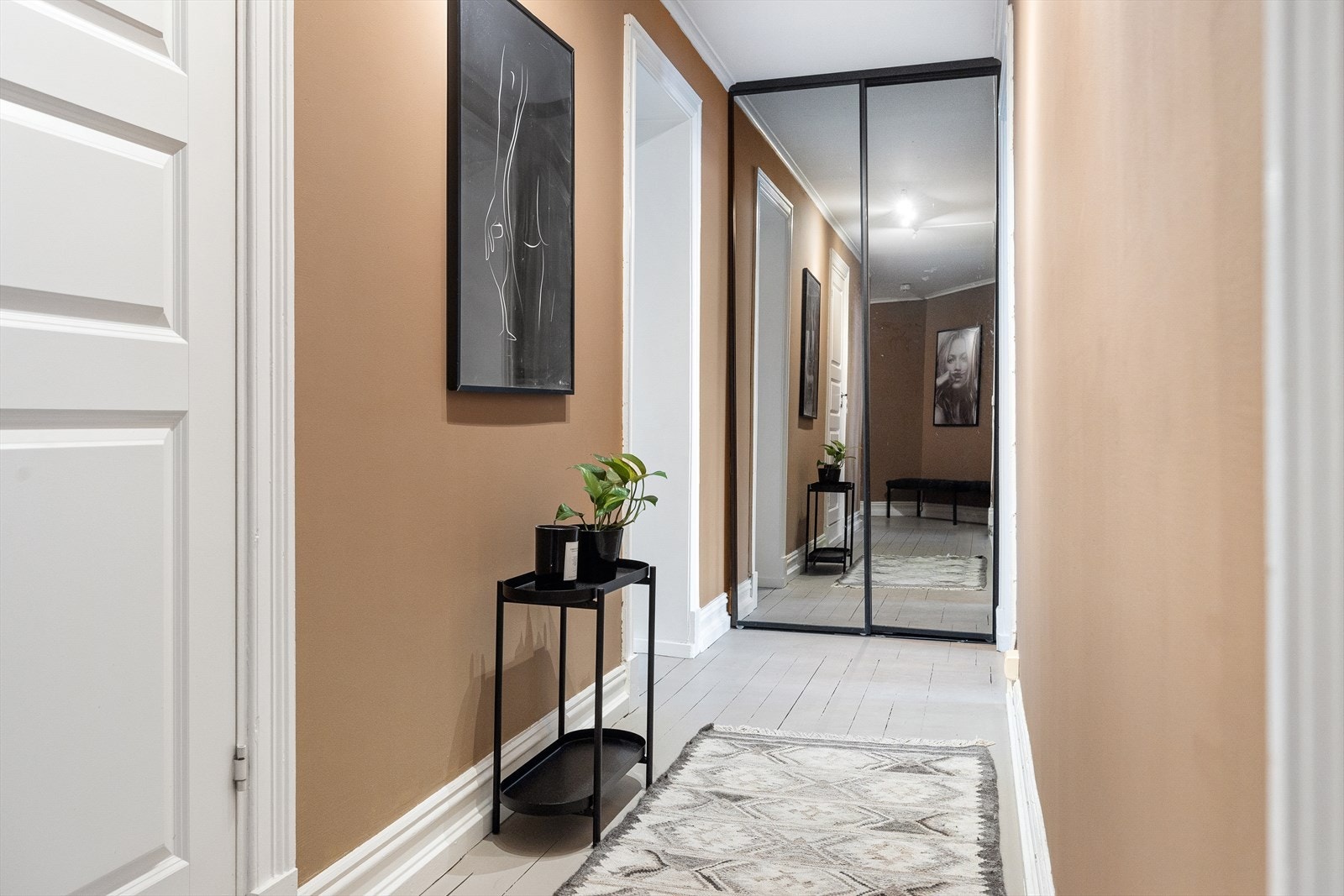 Innerst i gangen er det et plassbebgyd garderobeskap slik at du enkelt kan henge fra deg yttertøy. Galleribilde