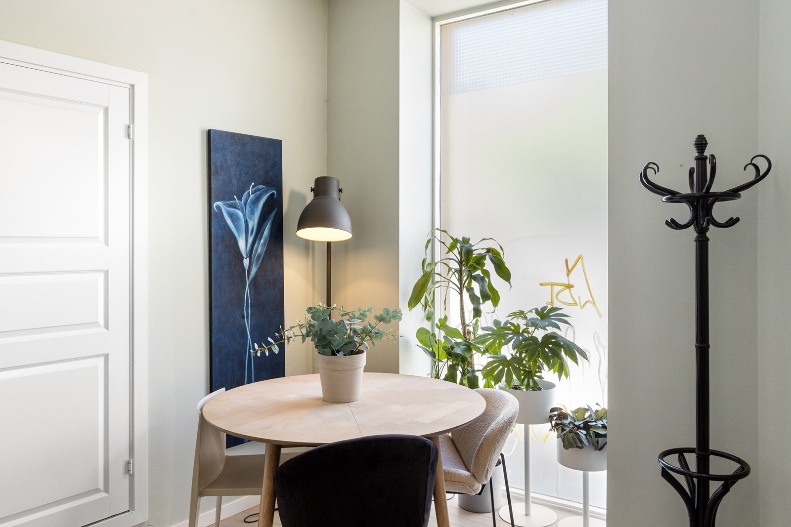 Det er god plass til et stort spisebord i stuen. Galleribilde