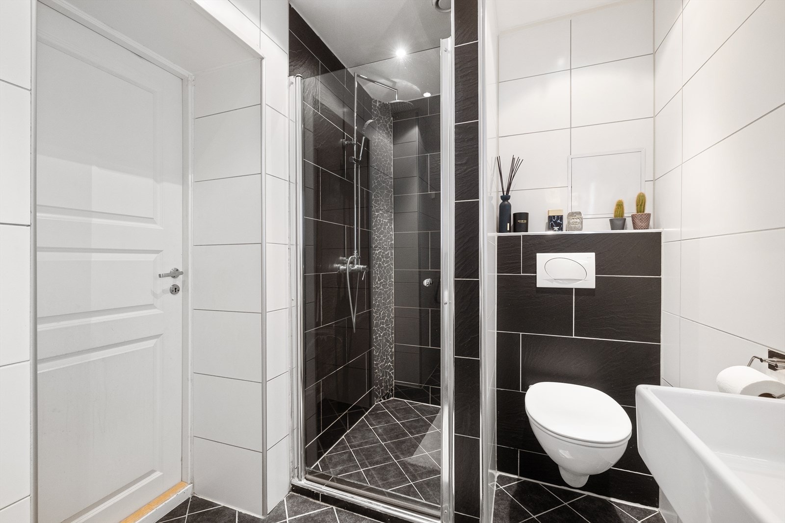 Det er et stort dusjhjørne der du dusjer rett på flisene. Galleribilde