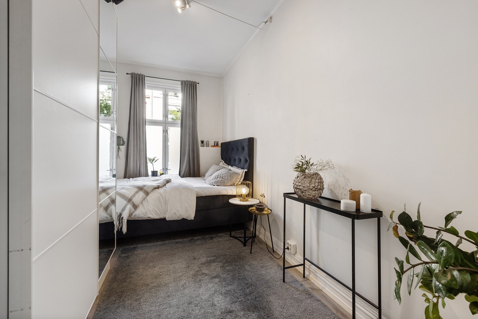 Stort og romslig soverom med god plass til dobbeltseng og tilhørende møblement. Galleribilde