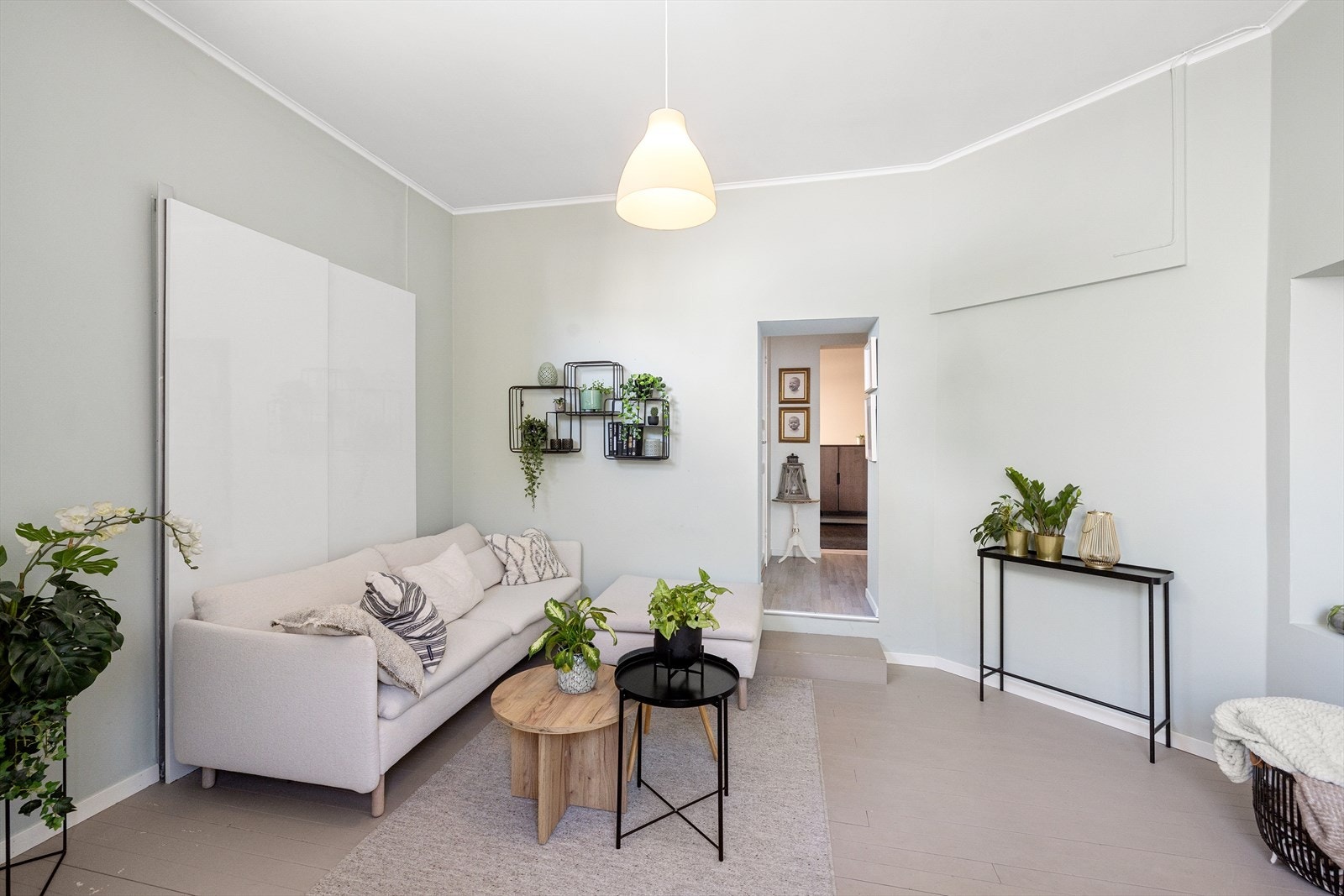 Stuen kan enkelt innredes med sofagruppe, TV-møblement og spisebord. Galleribilde