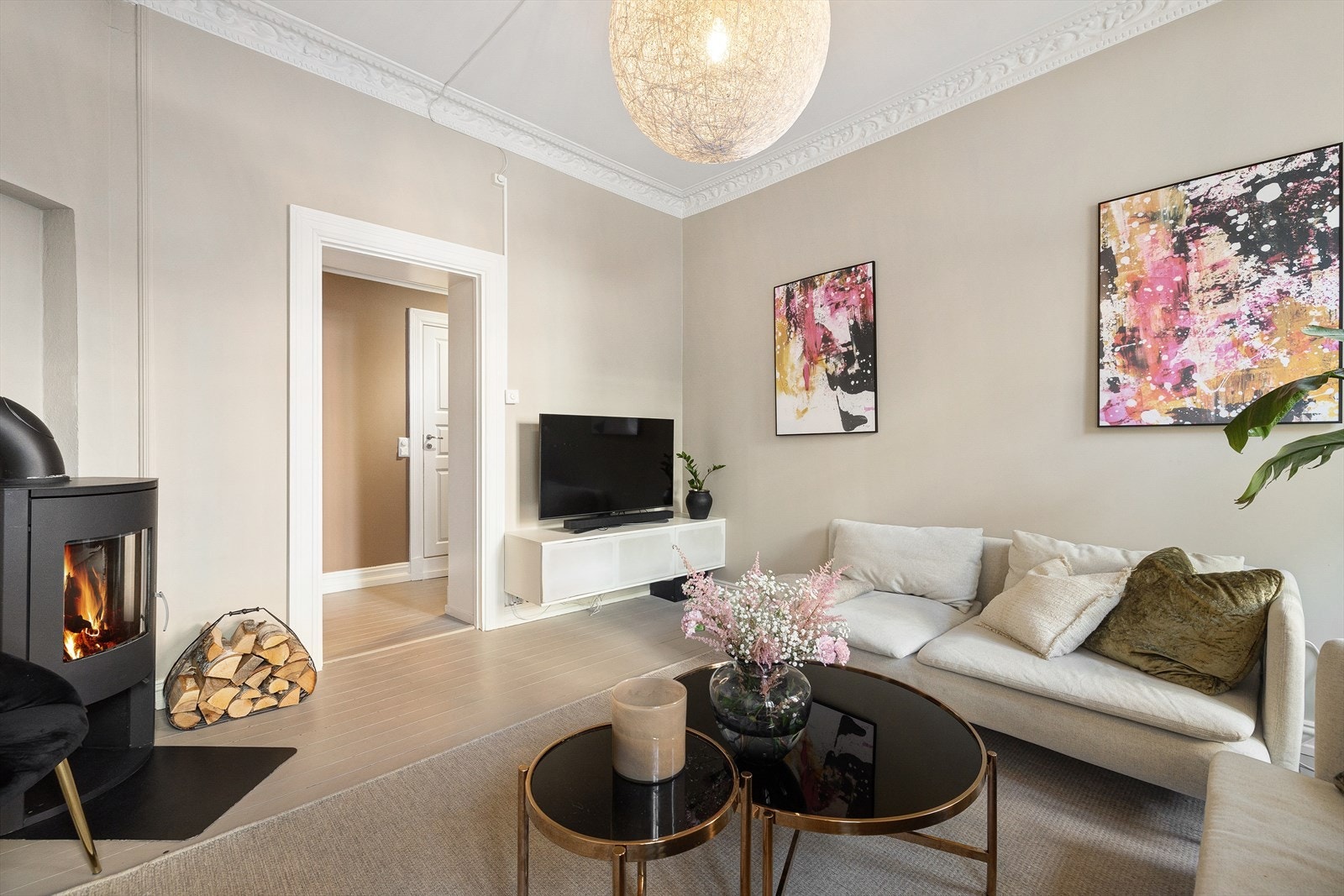 Lys og innbydende stue malt i lune og behagelige farger. Galleribilde