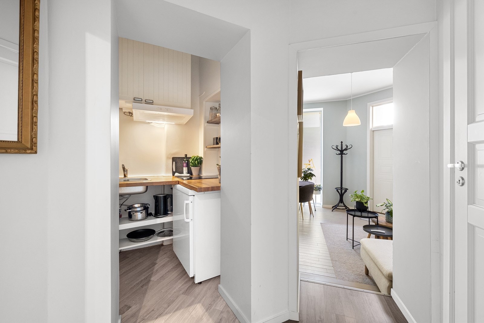 Mellomgang mellom stuen og kjøkken nummer to. Galleribilde