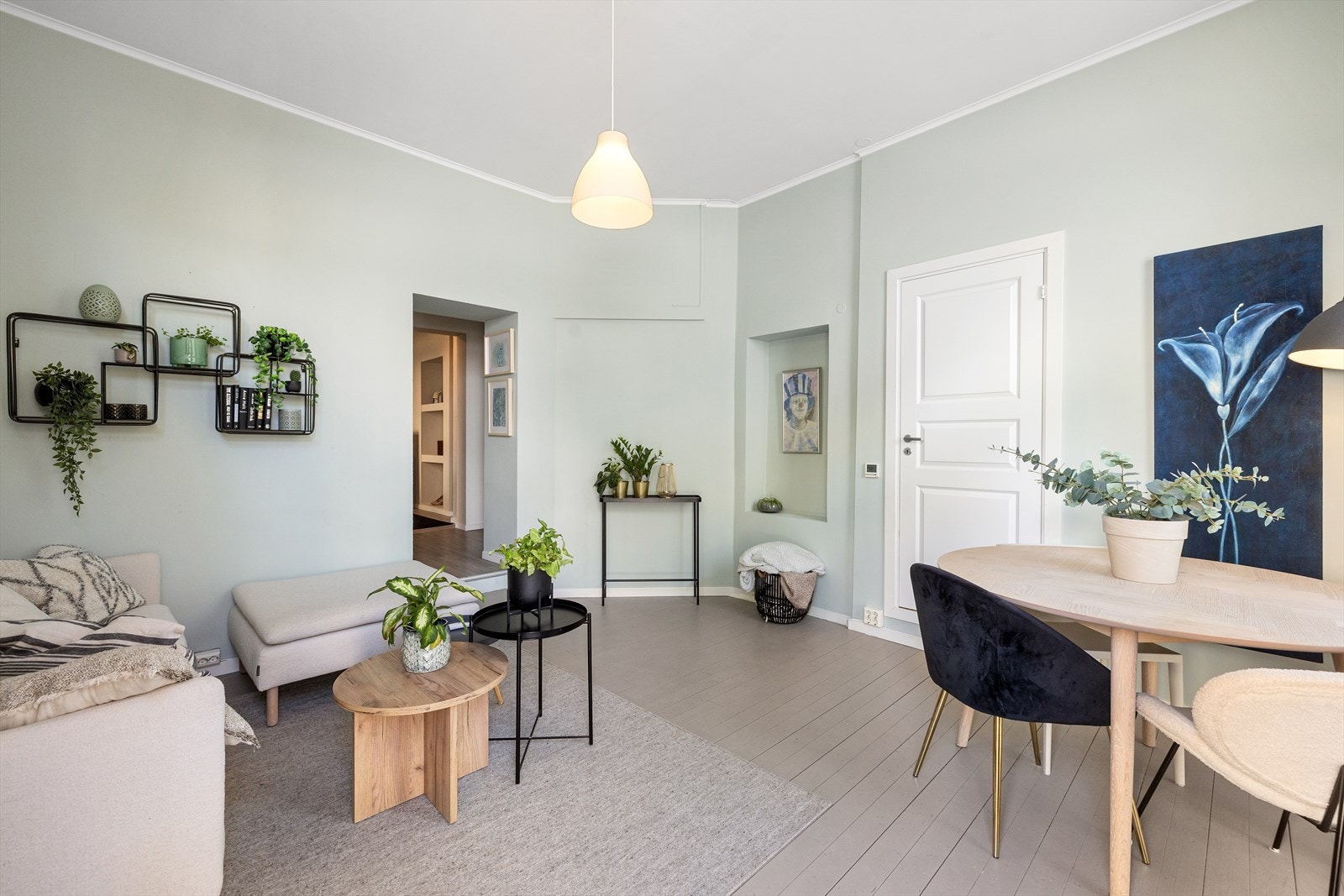 Den generøse takhøyden gir en god romfølelse, og overflater er malt i nyere tid. Galleribilde