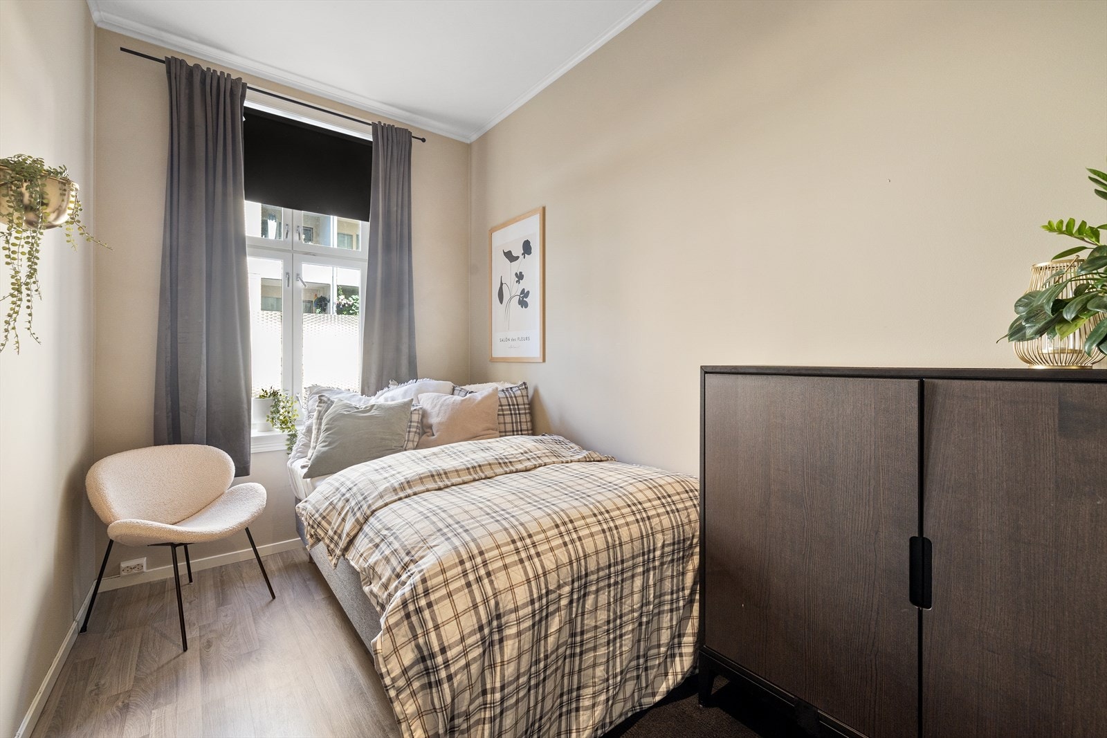 Det er stort soverom i denne delen. Her er det god plass til dobbeltseng, garderobeskap og tilhørende møblement. Galleribilde