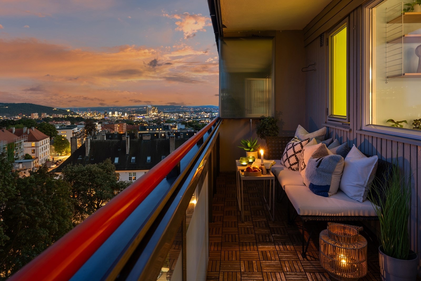 Balkongen oppleves som en utvidelse av stuen på varme sommerdager, og her kan sene sommerkvelder nytes med venner og familie med noe godt på grillen Galleribilde