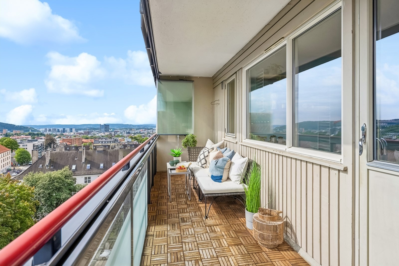 Straks du trer ut på balkongen fanges oppmerksomheten umiddelbart av den fortryllende utsikten mot byen og Oslofjorden Galleribilde