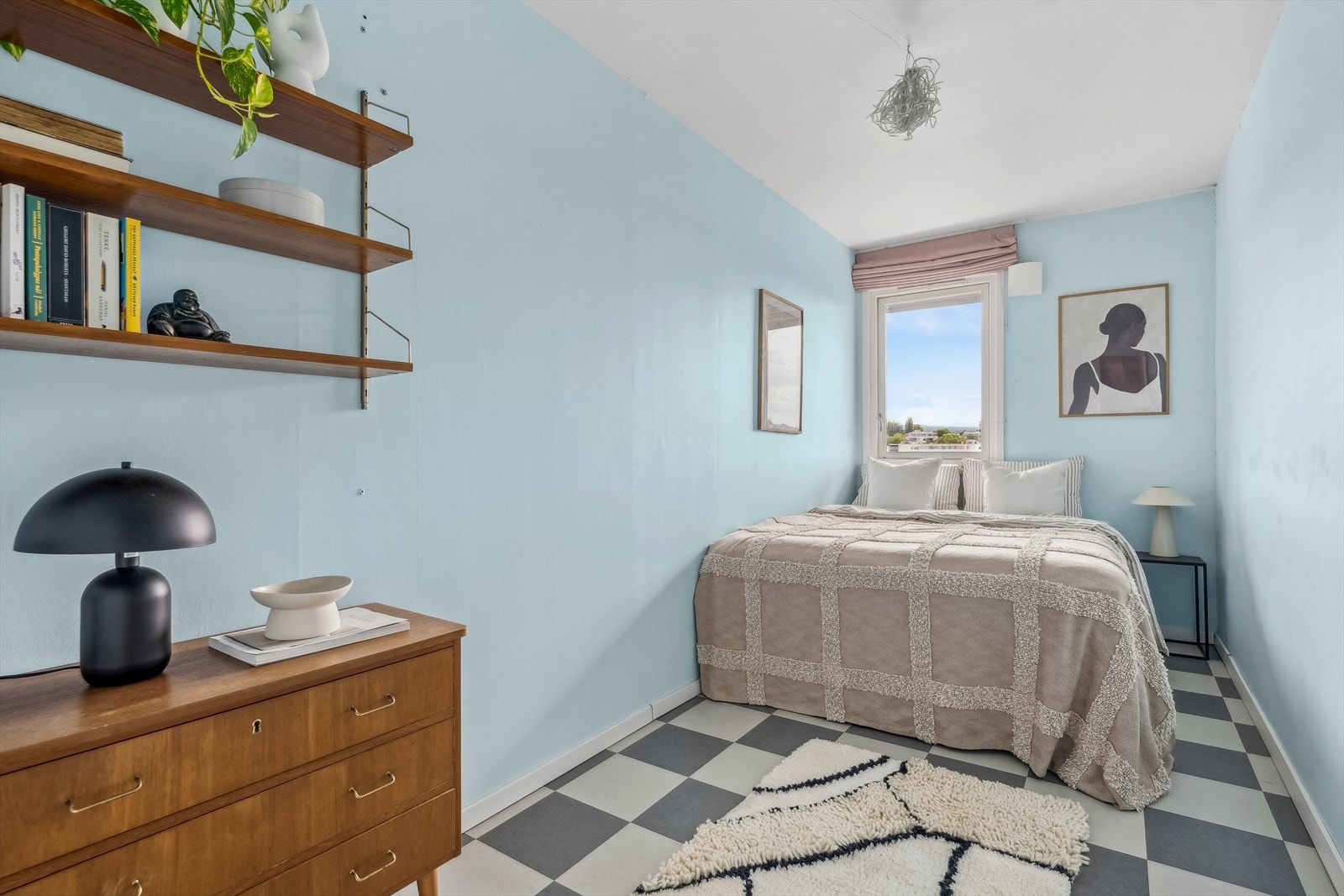 Lunt og tilbaketrukket soveværelse av god størrelse, som har god plass til dobbeltseng, hyller og skap Galleribilde