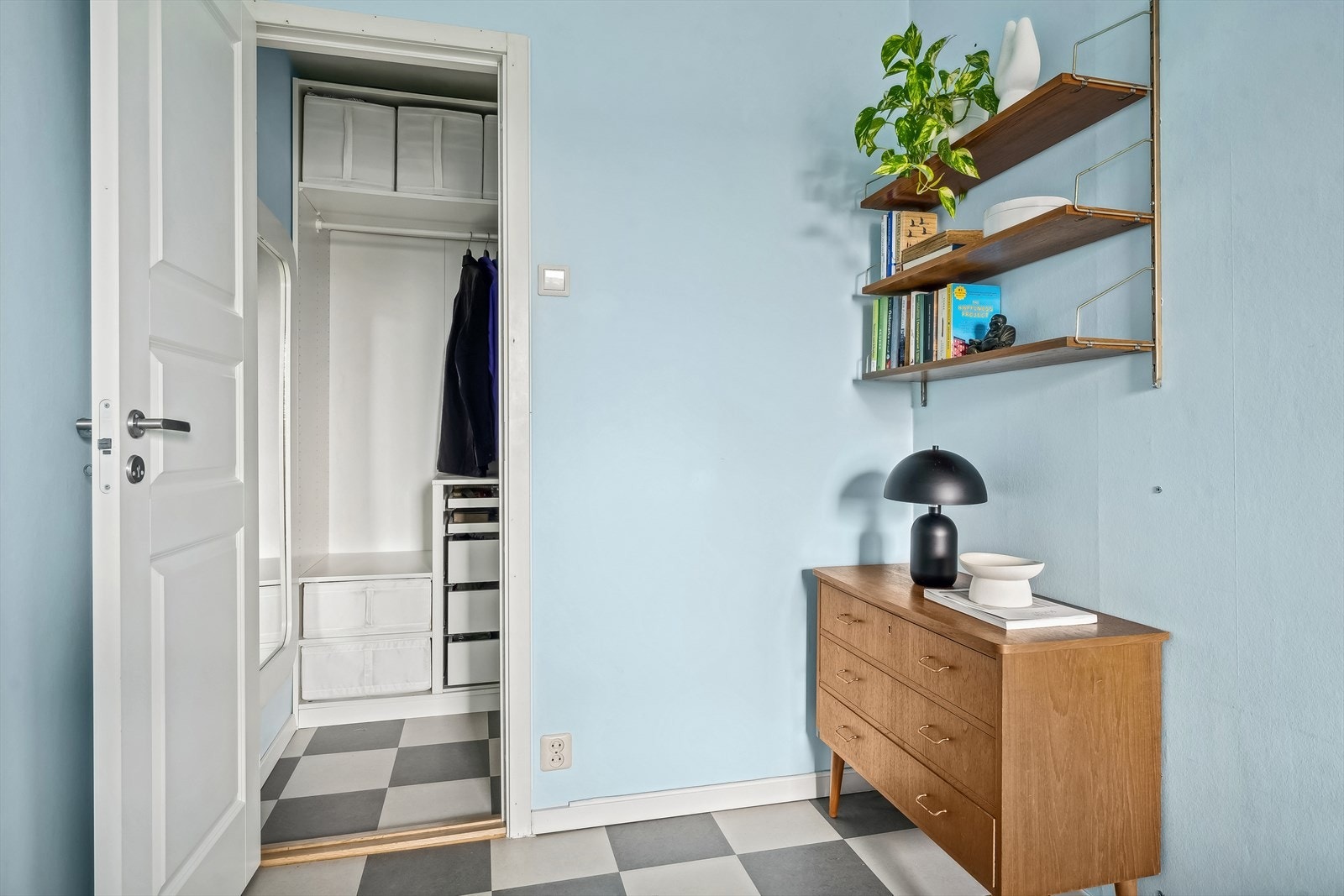 Mellom entréen og soveværelset har man et praktisk walk-in closet med god lagringsplass Galleribilde