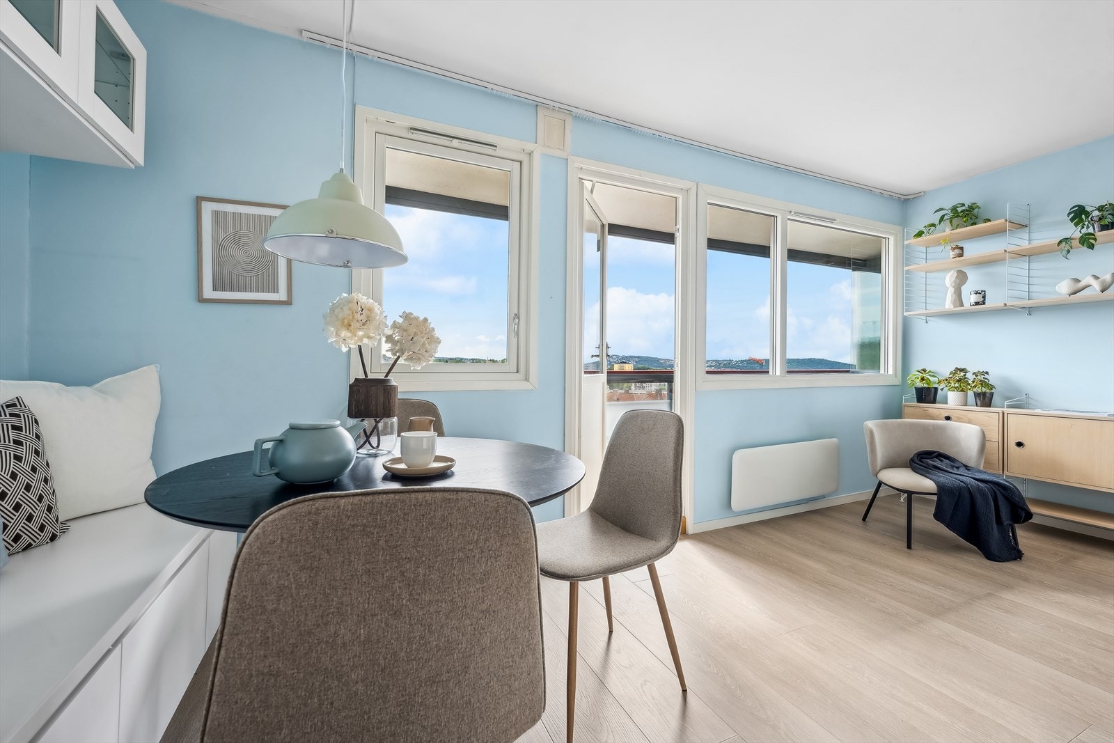 Den vidstrakte utsikten følger deg rundt i leiligheten, samtidig som man bor helt usjenert med null innsyn Galleribilde