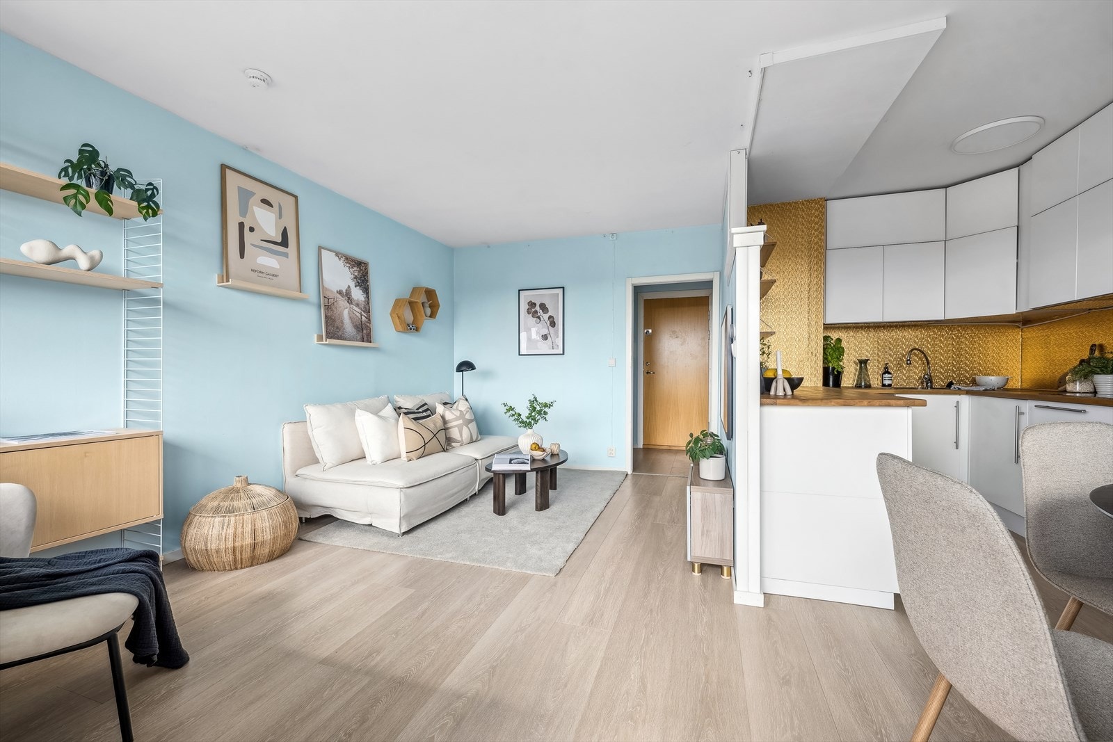 Veggflatene ble i 2015 malt opp i en delikat blåtone, mens det i 2021 ble lagt nye smakfulle gulvflater bestående av moderne laminat Galleribilde