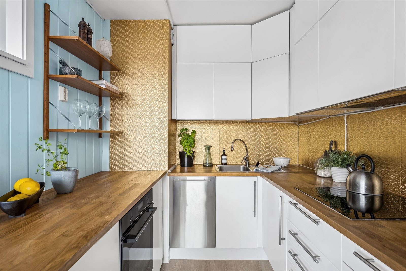 Det sømløse kjøkkenet har integrerte hvitevarer og ble oppgradert i 2021 med nye stilrene overskap, kombiskap, platetopp og ventilator Galleribilde