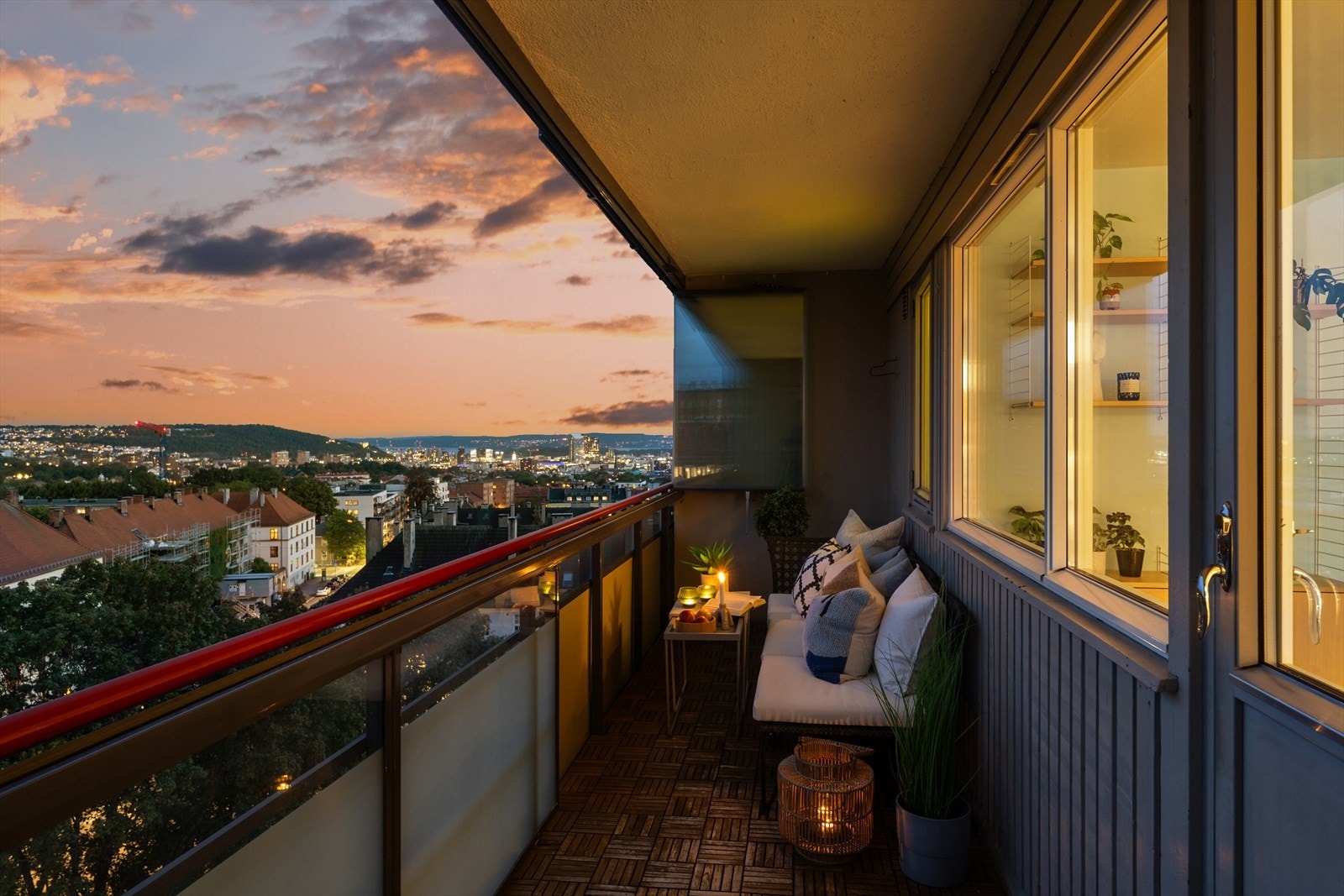 Den store balkongen oppleves som en utvidelse av stuen på varme sommerdager, og ligger badet i sol fra soloppgang til tidlig ettermiddag Galleribilde