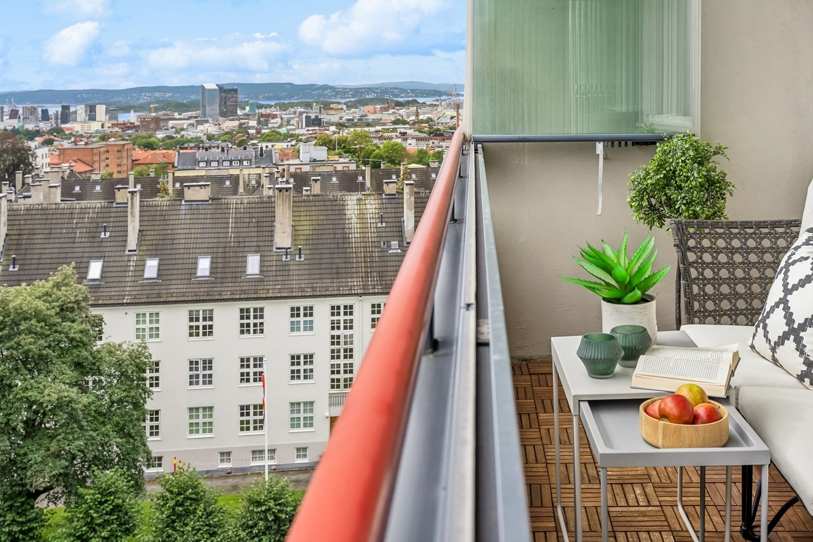 Balkongen er innglasset med glassplater som enkelt kan skyves til side på varme sommerdager - her kan også kalde vinterdager tilbringes med glassplatene trukket for Galleribilde