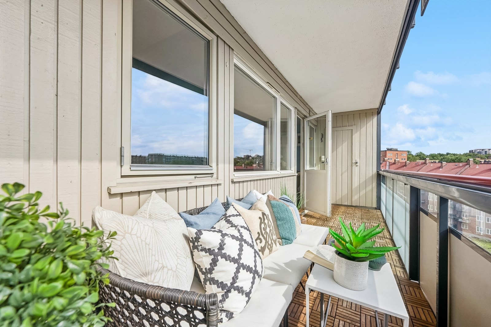 Fra stuen er det adkomst til en stor, sydøstvendt balkong på ca. 10 m² som ligger badet i sol fra soloppgang til tidlig ettermiddag Galleribilde