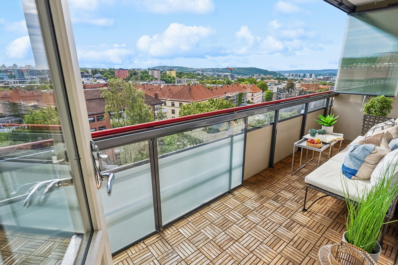 Leiligheten har en sydøstvendt balkong av svært god størrelse, og her bor man høyt og luftig Galleribilde