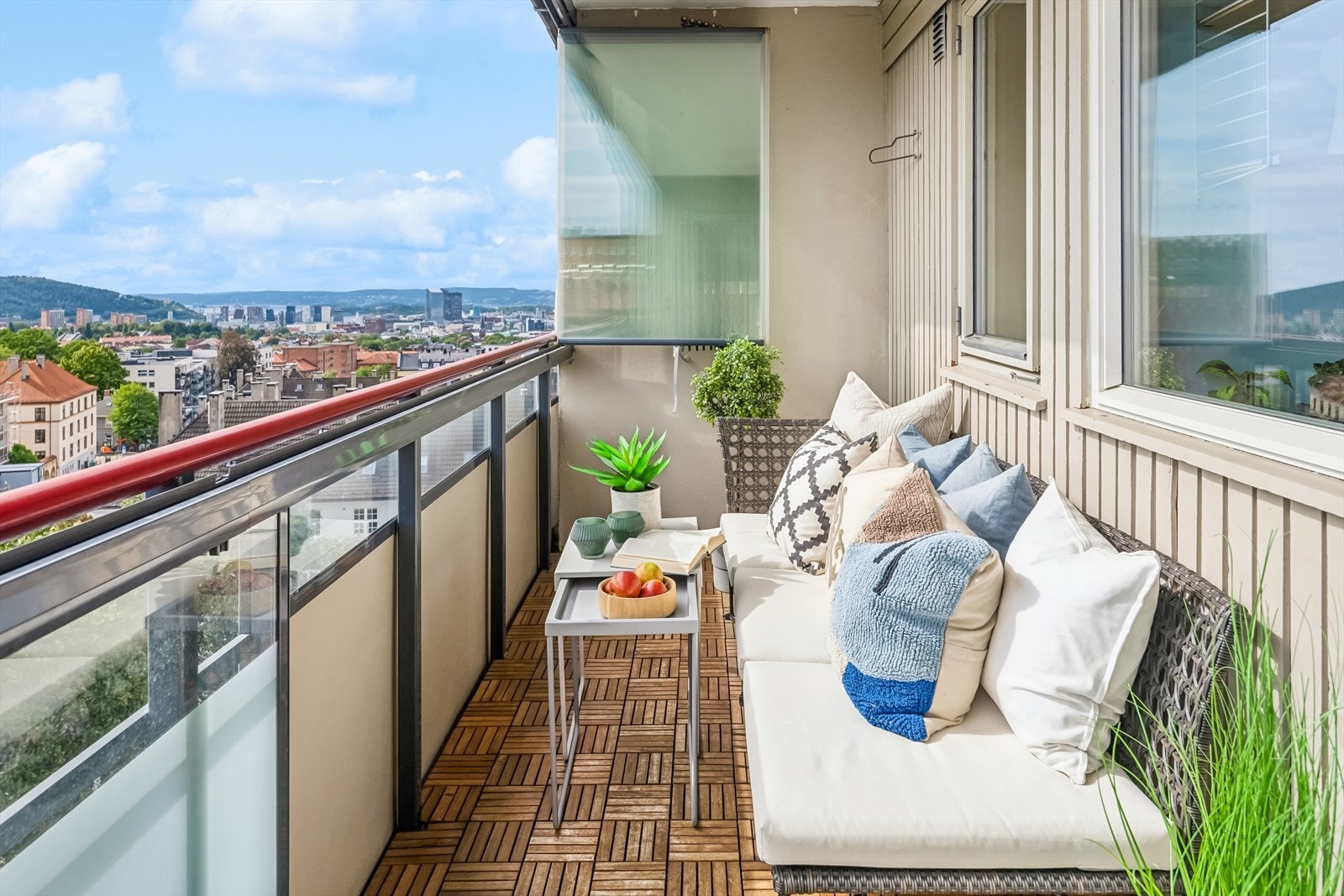 Vidar Krogsæter v/DNB Eiendom ønsker velkommen til en nydelig og påkostet utsiktsleilighet på beste Rosenhoff! Galleribilde