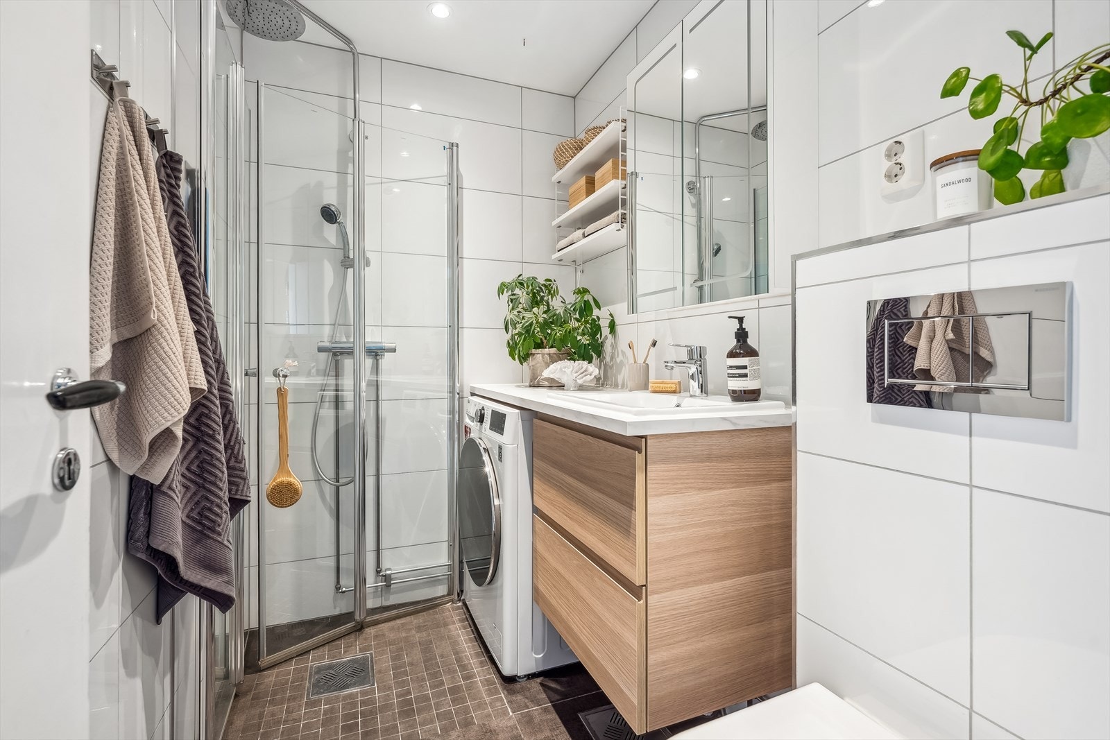 Delikat og stilrent baderom som ble totalrehabilitert i 2021 - Rommet har moderne baderomsinnredning, opplegg for vaskemaskin/tørketrommel, samt lun gulvvarme som skaper en behagelig atmosfære Galleribilde