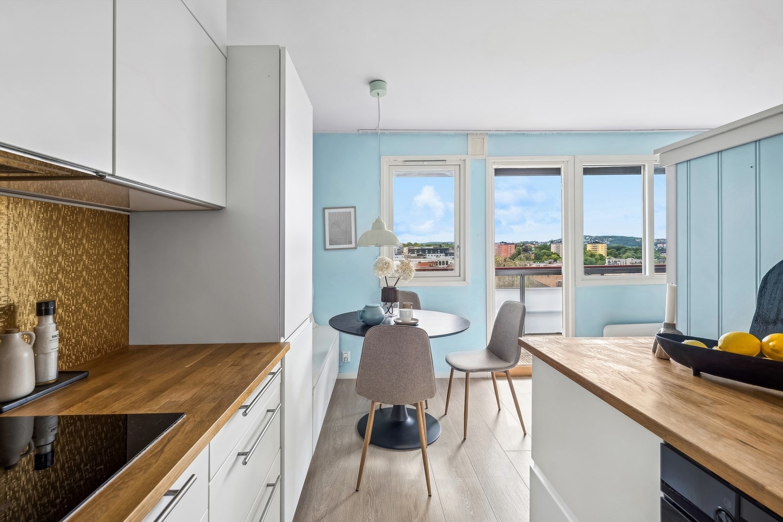 Den ekstra gode benkplassen er som en drøm for de kokkeglade, og her ligger alt til rette for å komponere hyggelige måltider Galleribilde