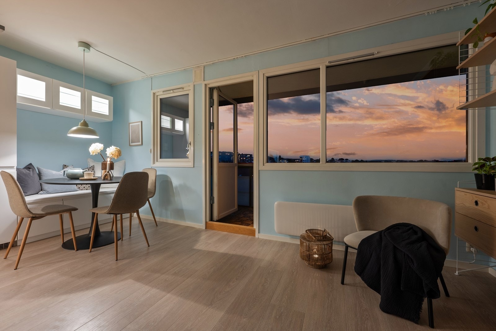 Utsikten setter stemningen ved middagsbordet, og her er det bare å glede seg til hyggelige selskapskvelder! Galleribilde