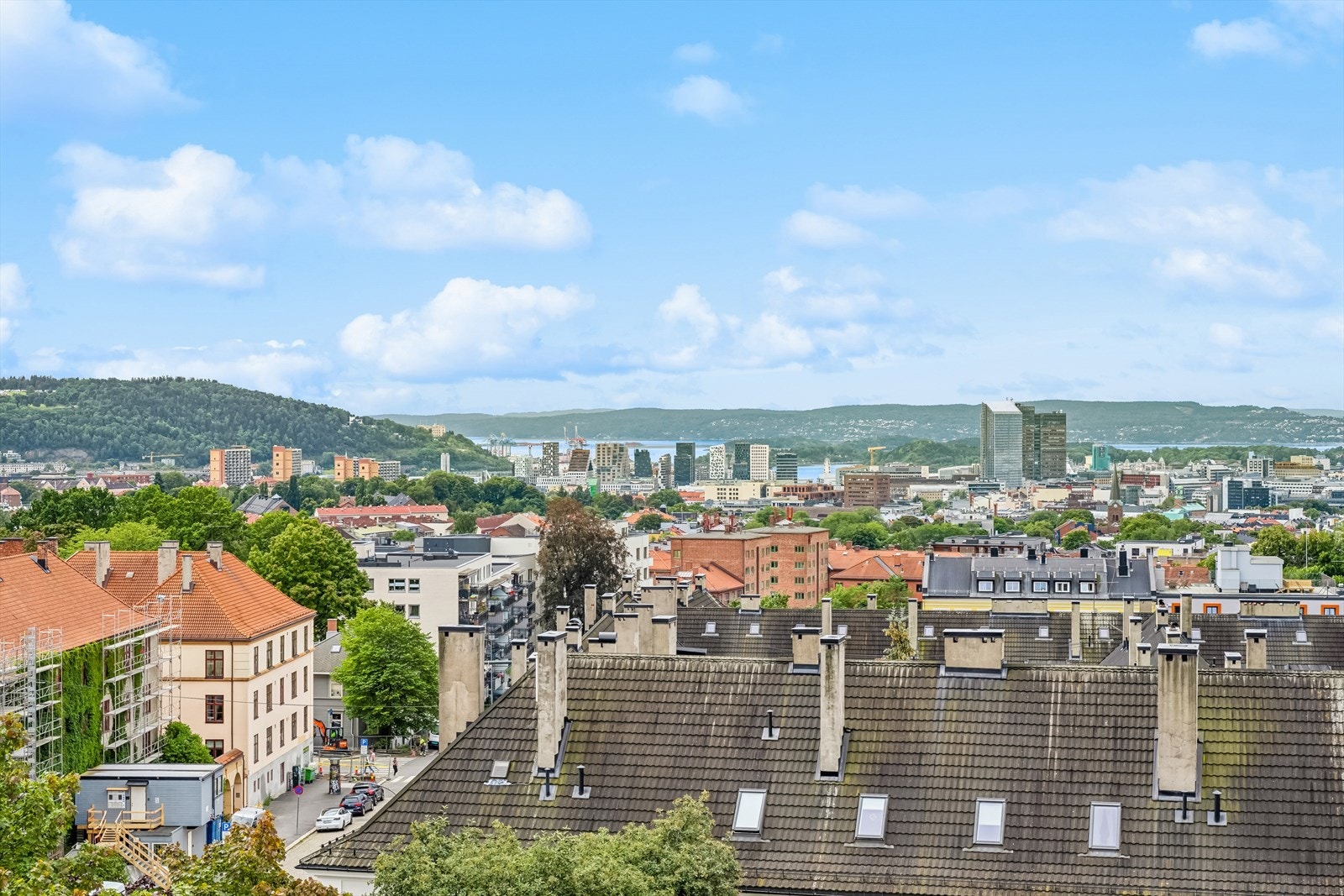 Fra den store balkongen kan man skue utover den makeløse utsikten mot byen og Oslofjorden Galleribilde