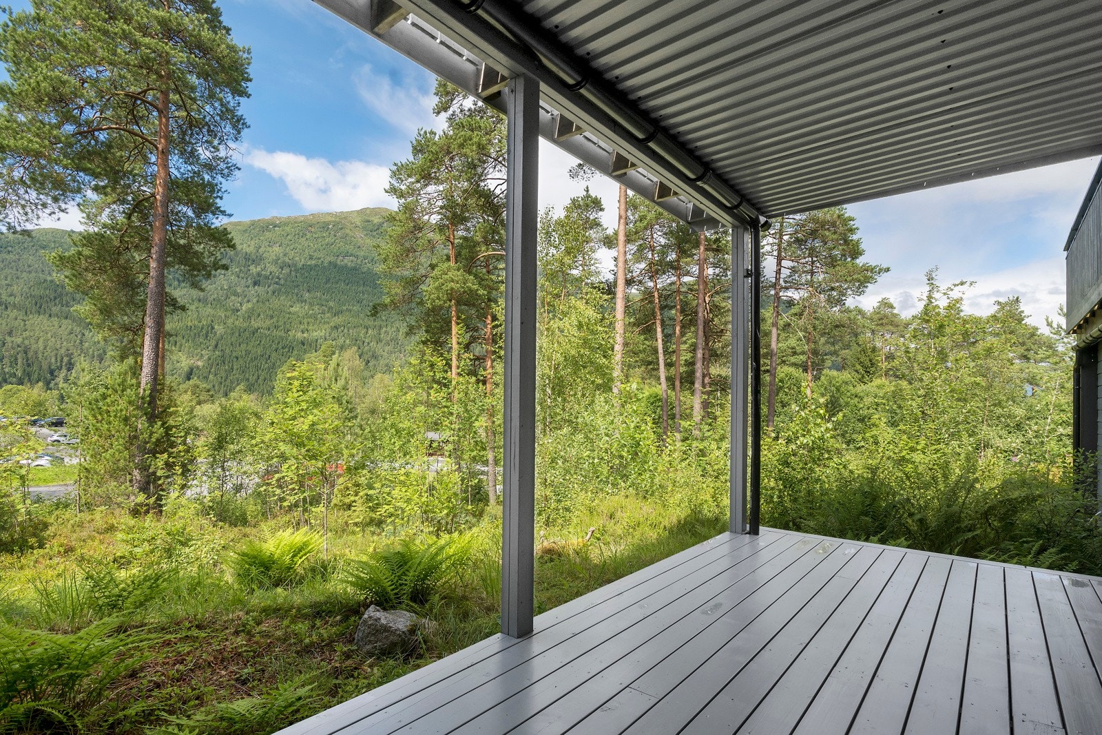 Terrasse med utgang frå innvendig bod Galleribilde
