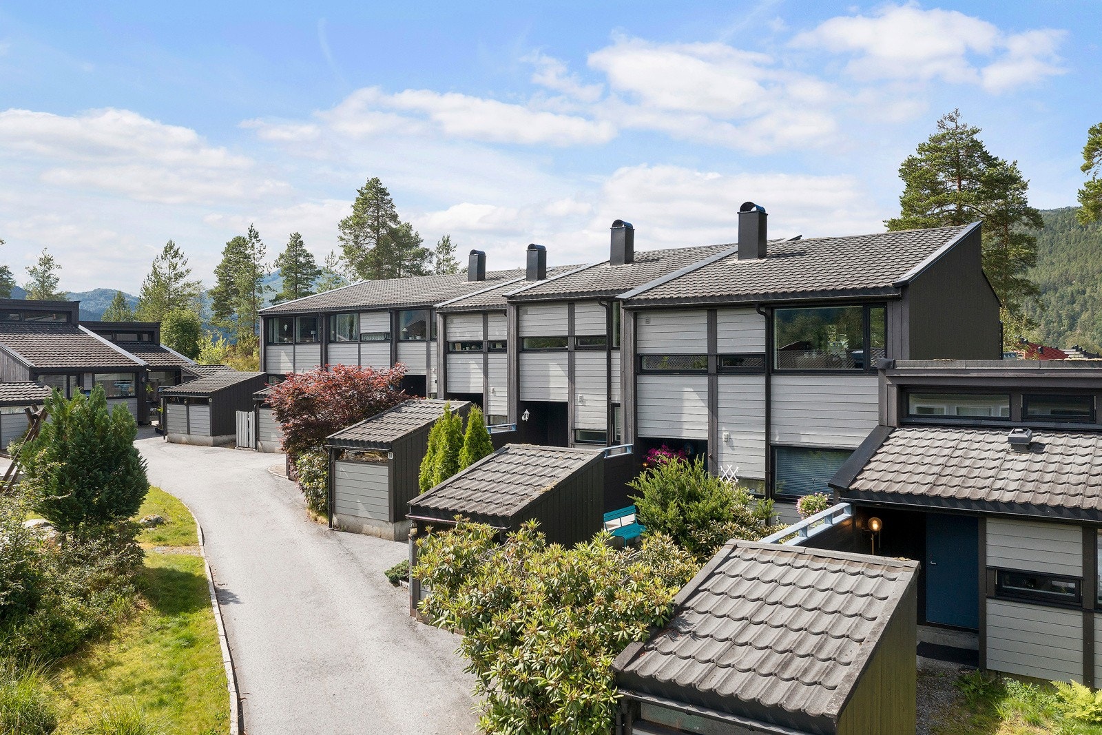 Burettslaget er fint opparbeida med asfalterte vegar, parkeringsplassar, carportar, leikeplass og steinlagde tun. Galleribilde