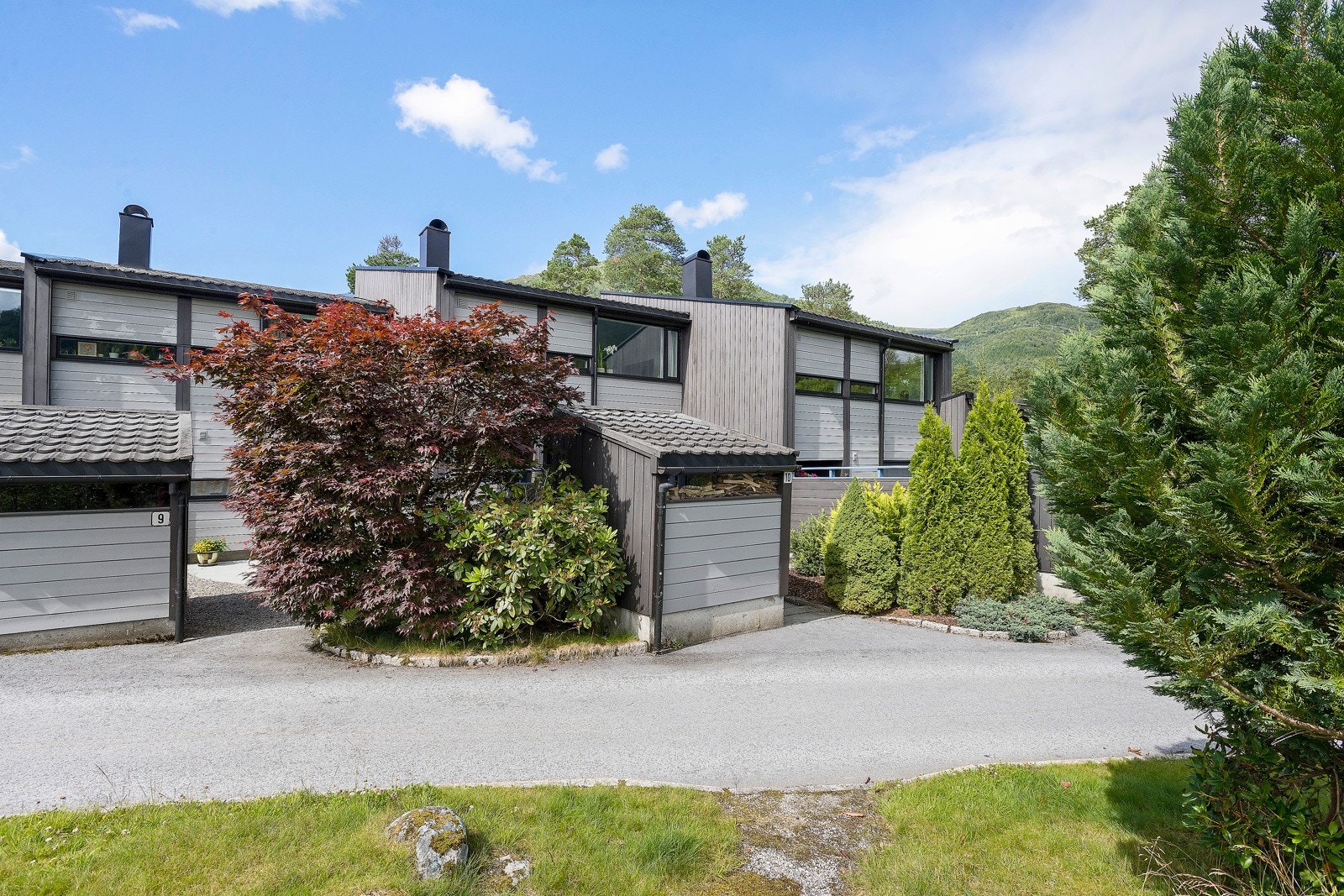 Parkering i felles carport, som har instalert elbilladar Galleribilde