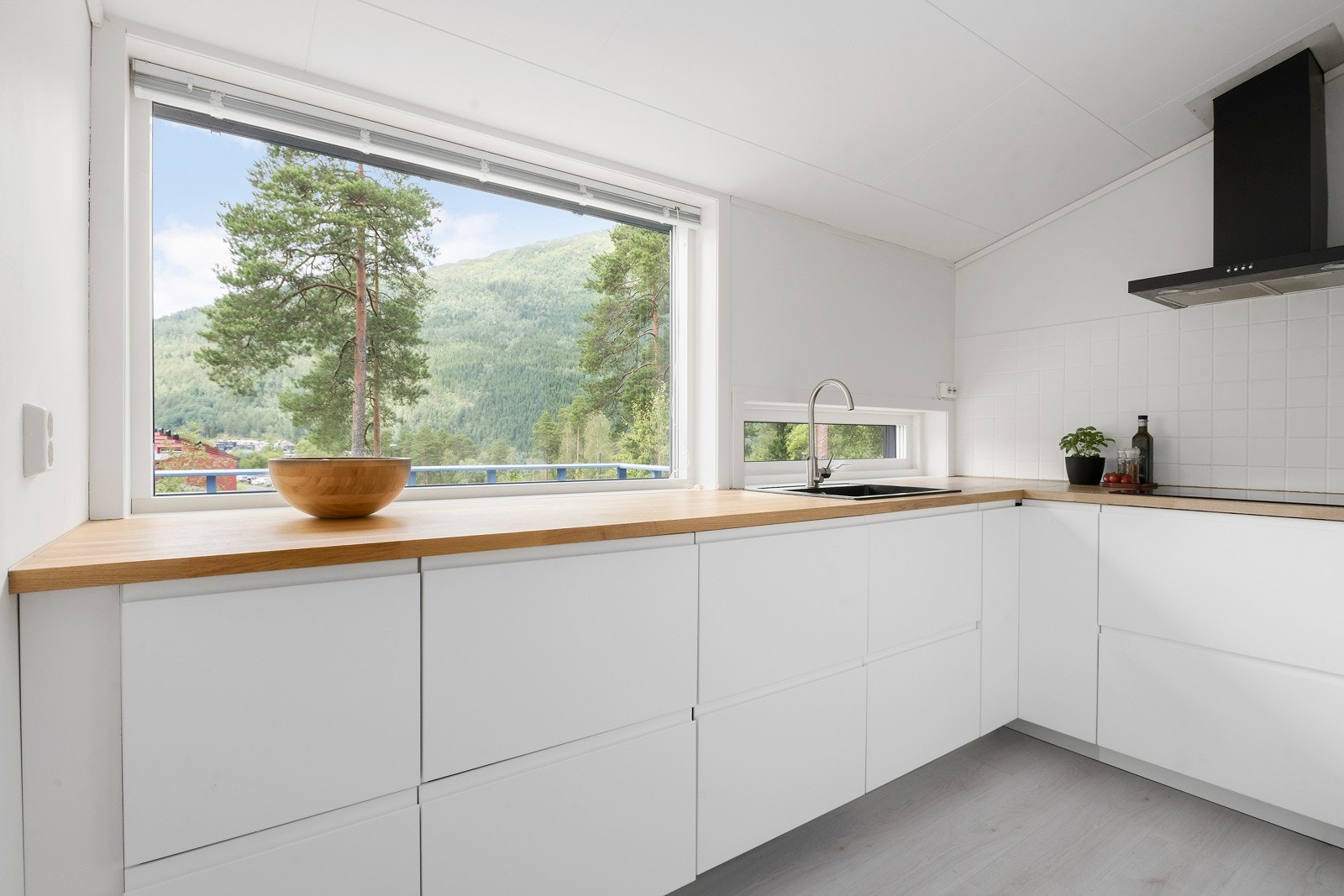 Lyst og triveleg kjøkken frå 2014 med innreiing frå IKEA. Frontane og benkeplata er frå 2022. Galleribilde