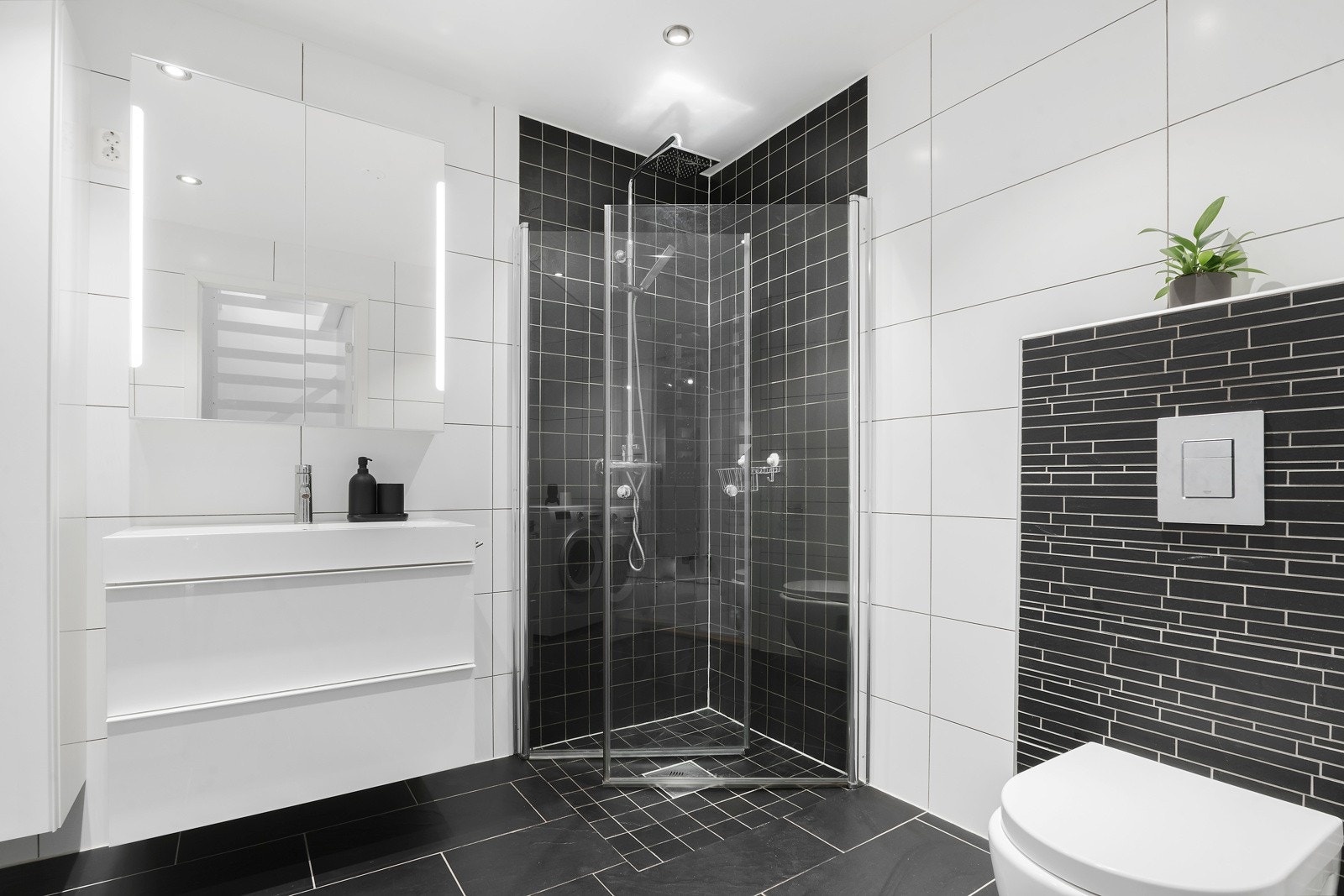 Badet blei pussa opp i 2014 og har flislagt golv med varmekabler, flis på vegg og slett himling Galleribilde