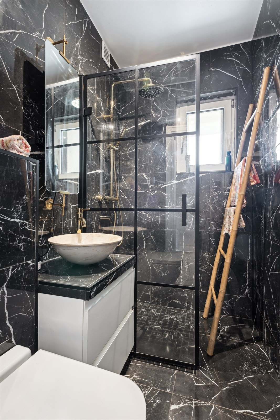 Badet ble pusset opp i 2020 med flotte fliser på gulv og vegger. Det er varmekabler på gulv. Innredning består av innredning med nedfelt servant, veggmontert toalett og dusjvegger i dusjhjørnet. Galleribilde