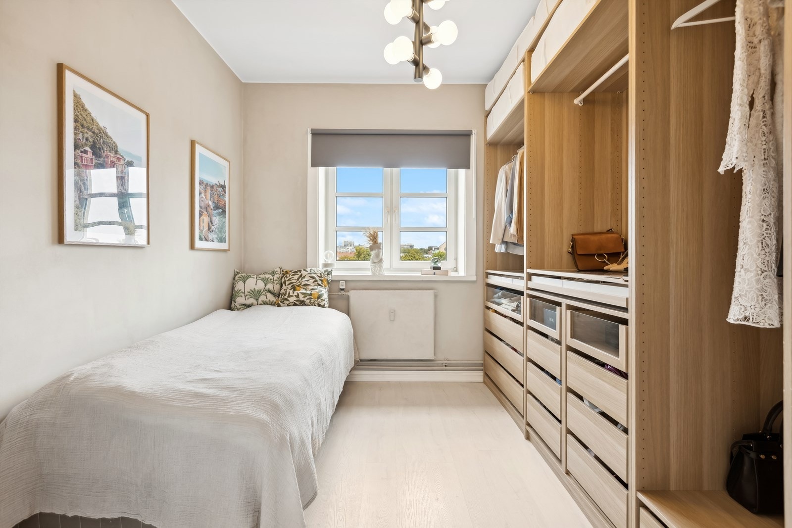 Leiligheten byr på 2 romslige soverom. Begge vender inn mot Akerselva og har god plass til skap eller kommode. Galleribilde