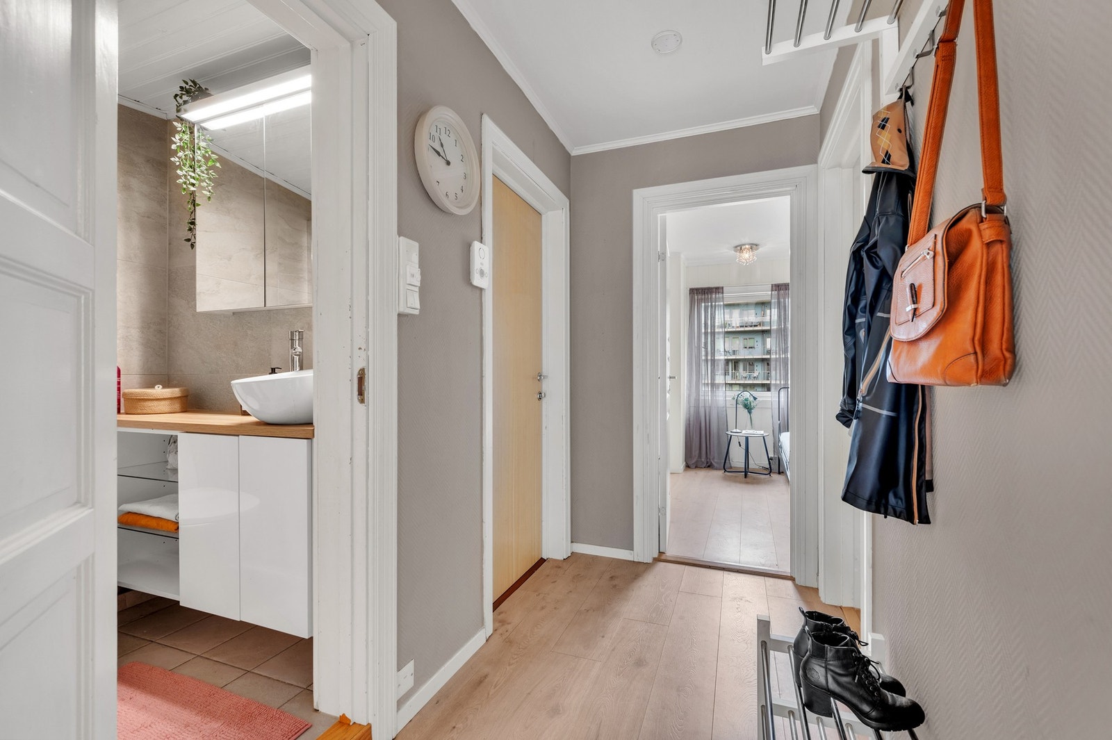 Trivelig entré og inngangsparti, oppmalt i delikate farger. Galleribilde