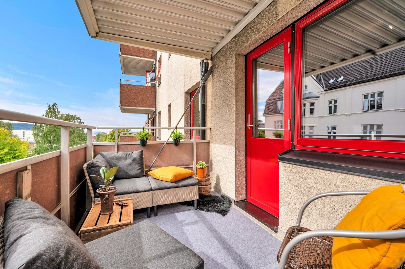 Vestvendt balkong med ettermiddagssol. Galleribilde