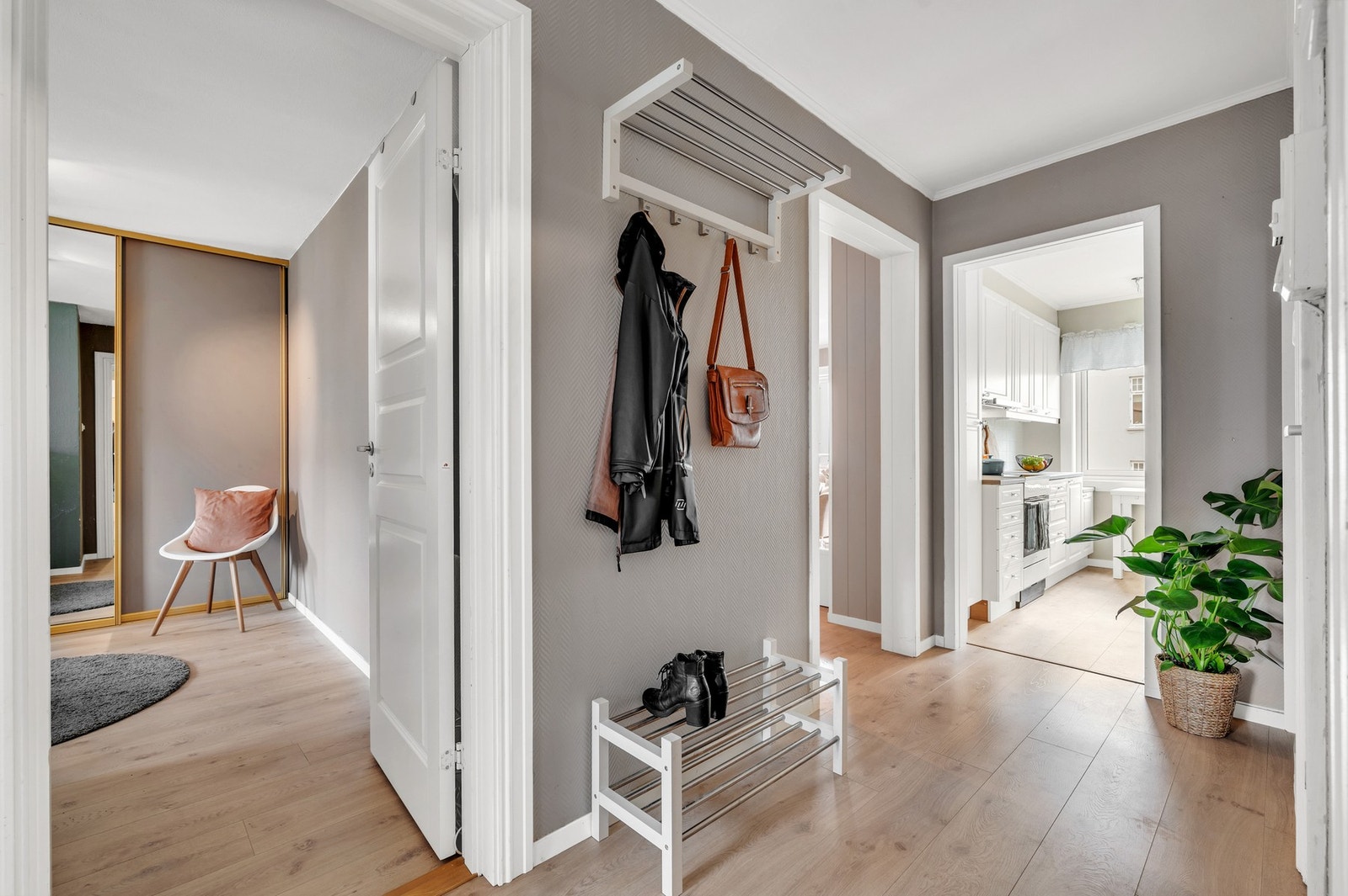 Det medfølger 1 bod på loft og 2 boder i kjeller. Felles bod i kjeller samt felles vaskerom- og tørkeloft. Galleribilde