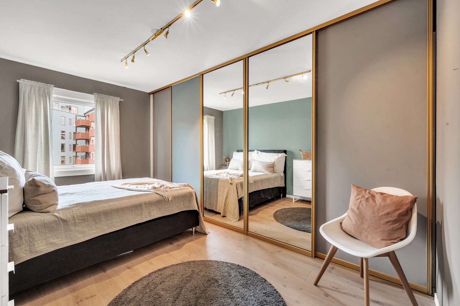 Stort hovedsoverom som er oppmålt til 15,1 kvadratmeter. Skyvedørsgarderobe. Galleribilde